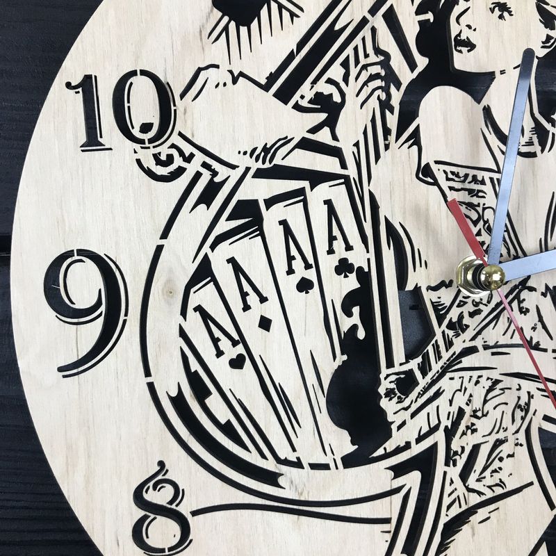 Стильний дизайнерський настінний дерев`яний годинник в тату студію