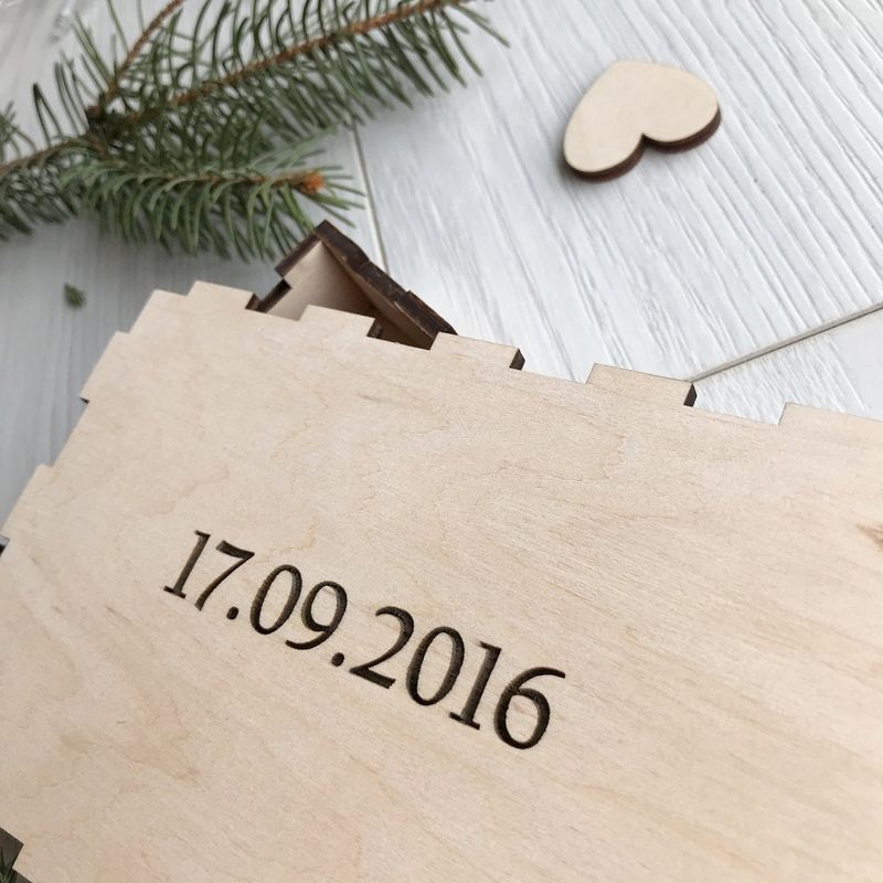 Весільна коробочка з дерева з індивідуальним гравіюванням