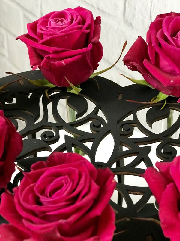 Незвичайна дерев`яна підставка для квітів зі скляними колбами