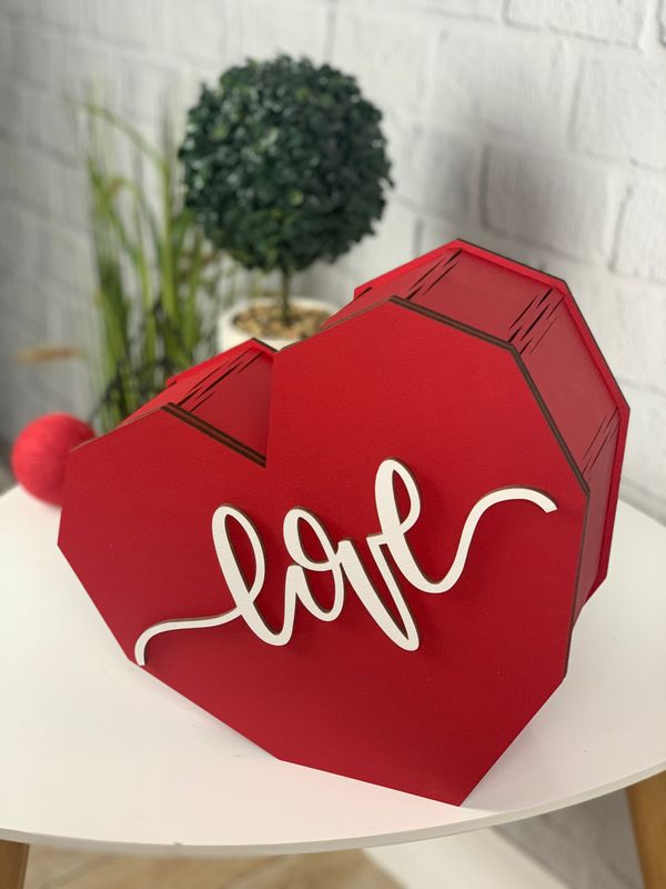 Яскрава дерев'яна коробка в формі серця з індивідуальним написом на замовлення