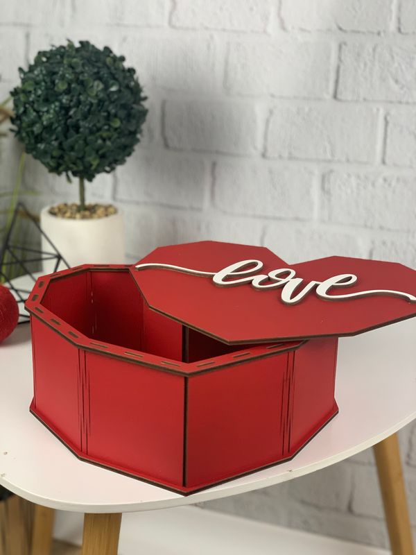 Яскрава дерев'яна коробка в формі серця з індивідуальним написом на замовлення