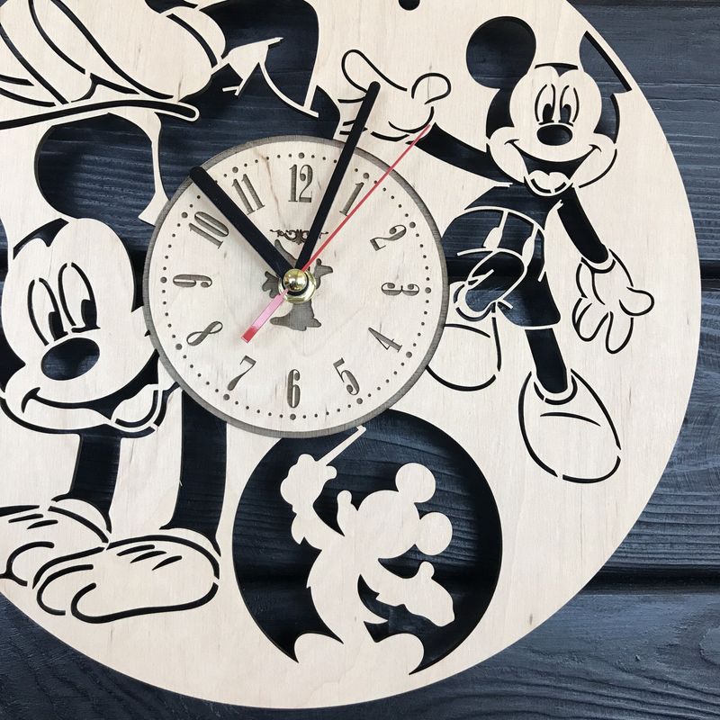 Часы на стену в детскую комнату «Веселый Микки Маус»