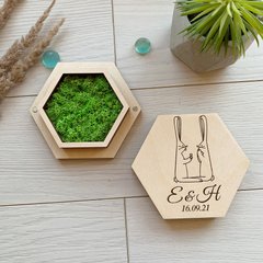 Мила коробочка для обручок з дерева зі стабілізованим мохом