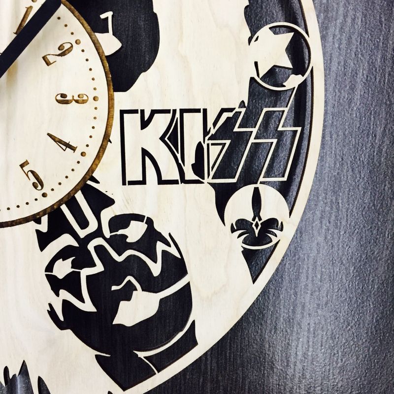 Арт часы настенные из дерева «KISS»