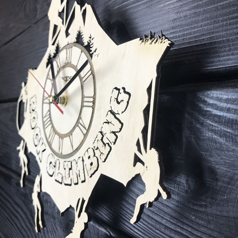Оригинальные настенные часы из дерева «Скалолазание»