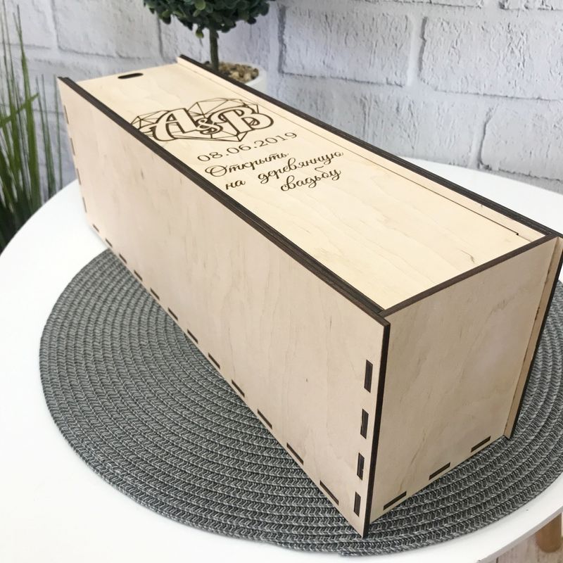 Подарункова коробка з дерева для вина з іменним гравіюванням