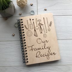 Дерев'яна кулінарна книга на спіралі «Our Family Recipes»