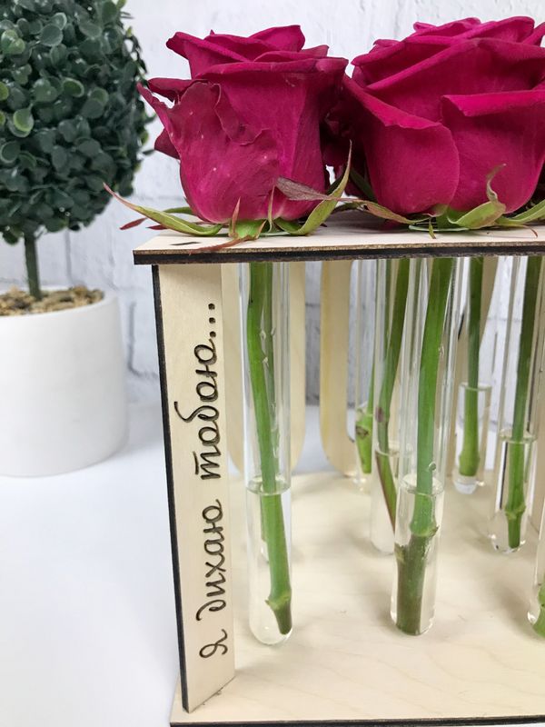 Оригінальна дерев`яна підставка для квітів зі скляними пробірками