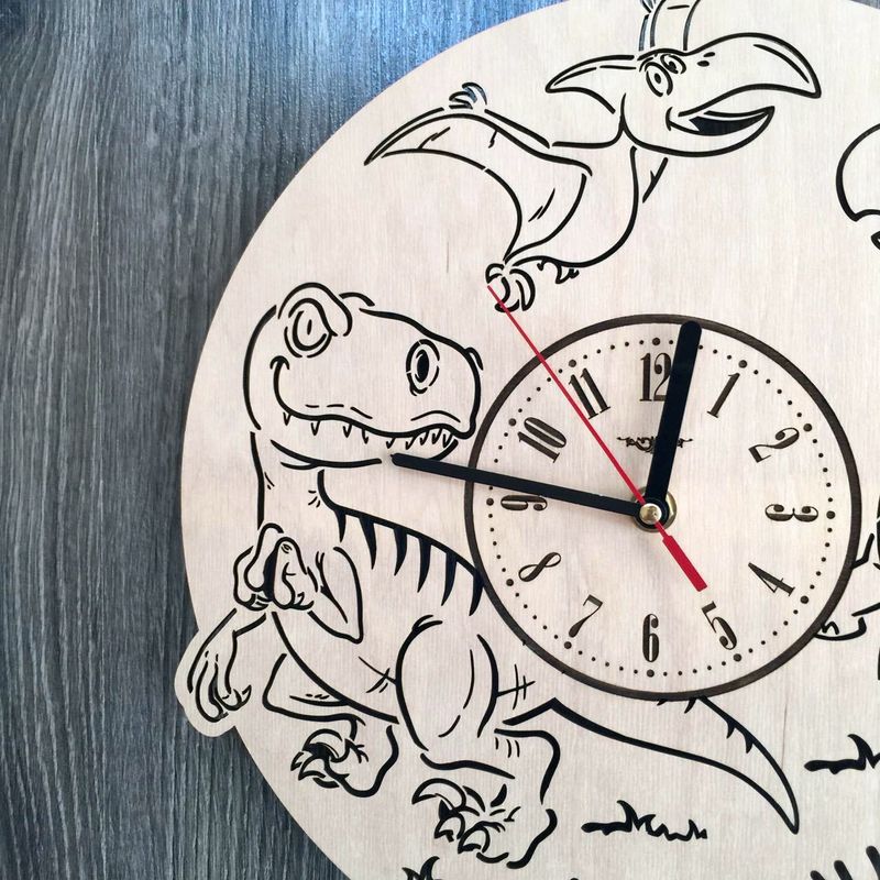 Детские дизайнерские часы из дерева "Динозавры"