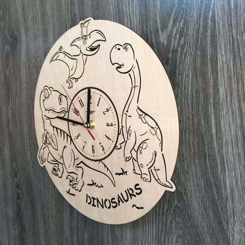 Детские дизайнерские часы из дерева "Динозавры"