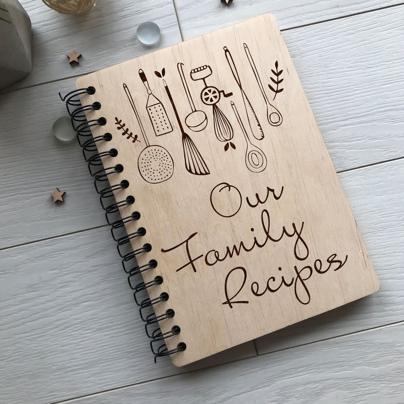 Деревянная кулинарная книга на спирали «Our Family Recipes»