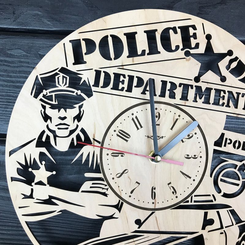 Дерев`яний настінний годинник на тему поліції