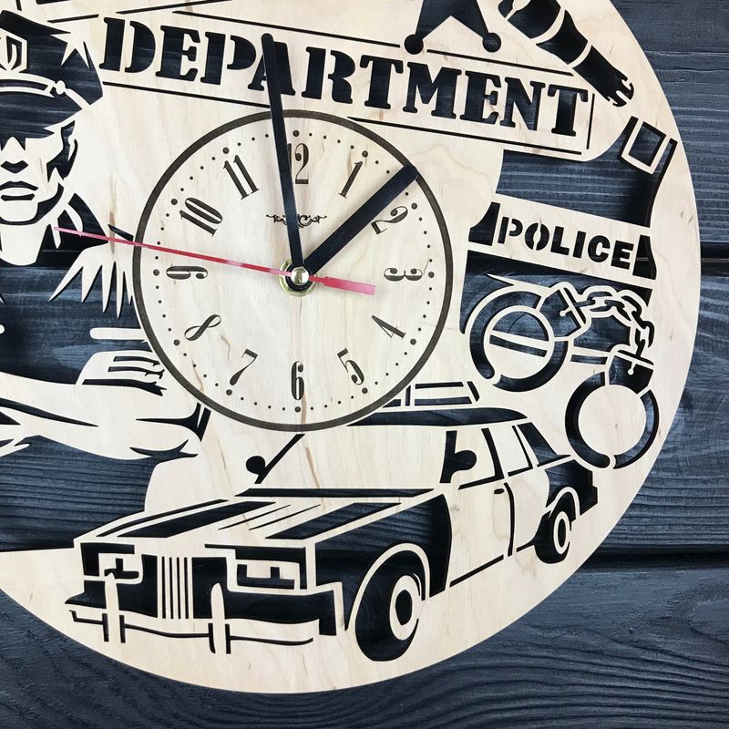 Дерев`яний настінний годинник на тему поліції