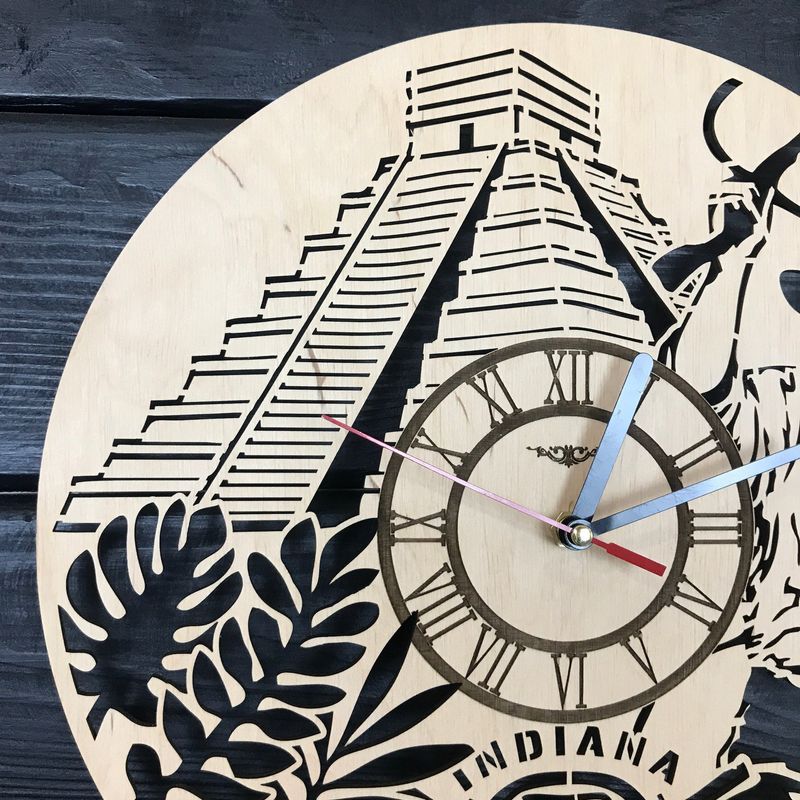 Круглий дерев`яний годинник на стіну «Індіана Джонс»