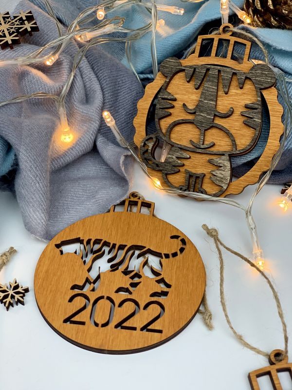 Дерев`яні іграшки на ялику з символом 2022 року «Тигр»