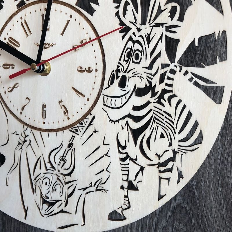 Бесшумные настенные часы из дерева в детскую "Мадагаскар"