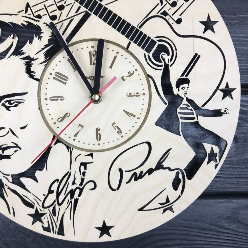 Концептуальные настенные часы в интерьер «Элвис Пресли»