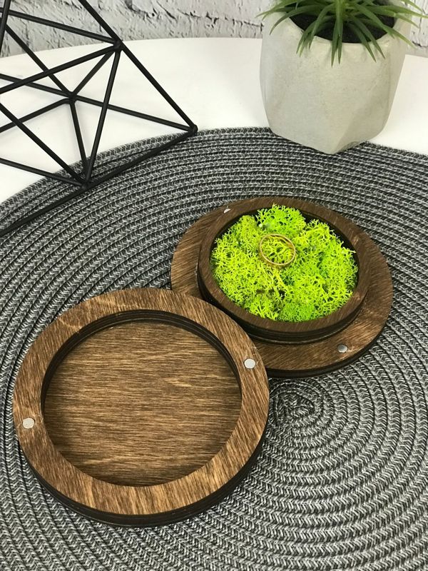 Кругла скринька для кілець з декоративним мохом