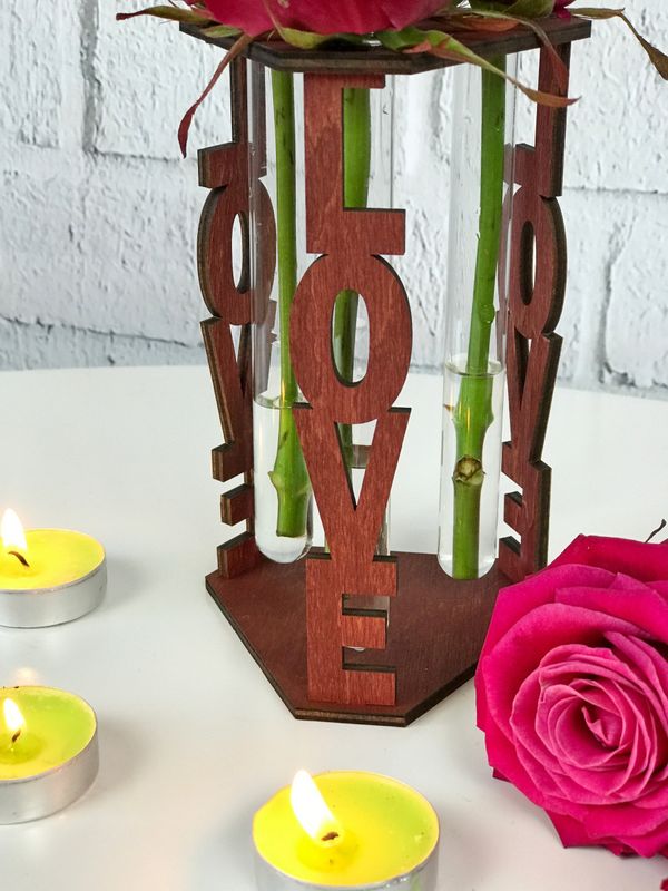 Стильная деревянная ваза для цветов со стеклянными пробирками
