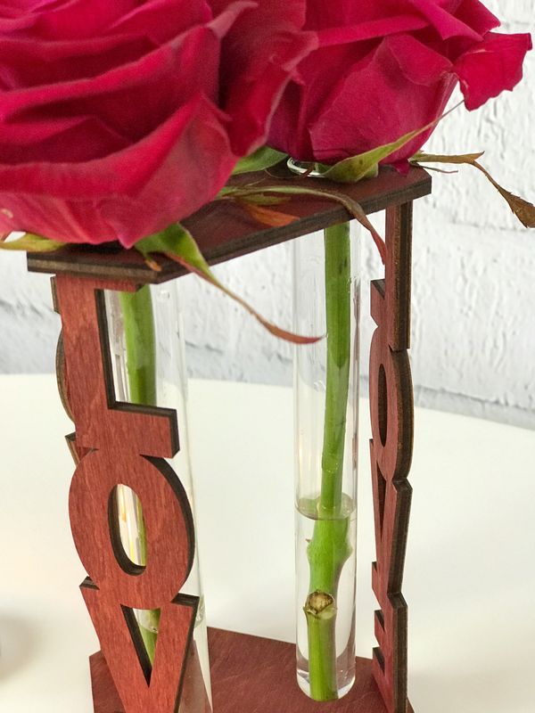 Стильная деревянная ваза для цветов со стеклянными пробирками