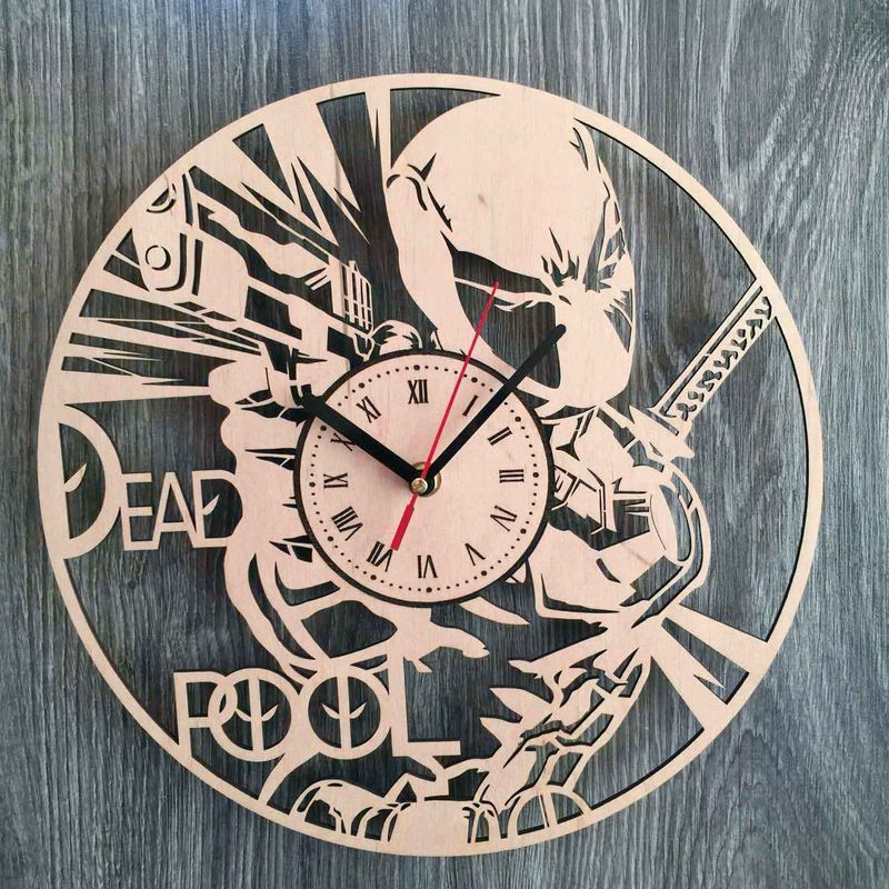 Оригинальные настенные часы из дерева "Дэдпул"
