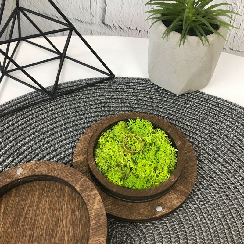Кругла скринька для кілець з декоративним мохом