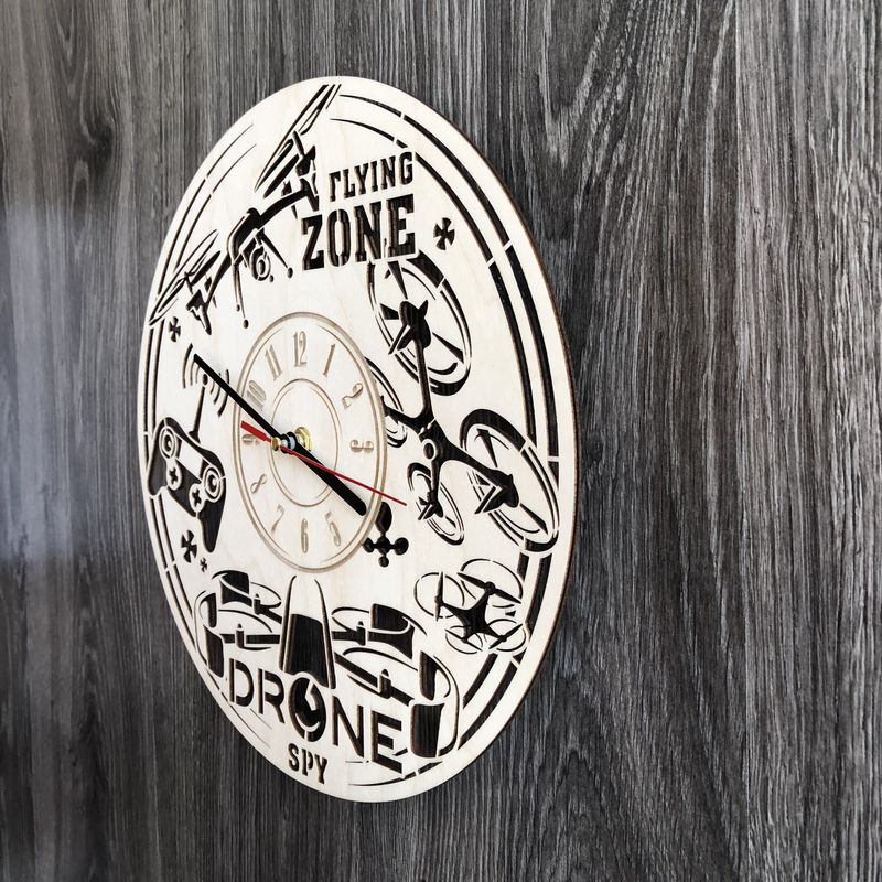 Концептуальные часы из дерева на стену «Дроны»
