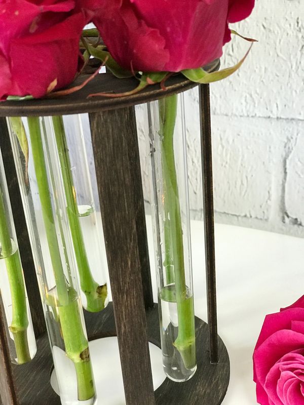 Именная подставка для цветов из дерева со стеклянными колбами