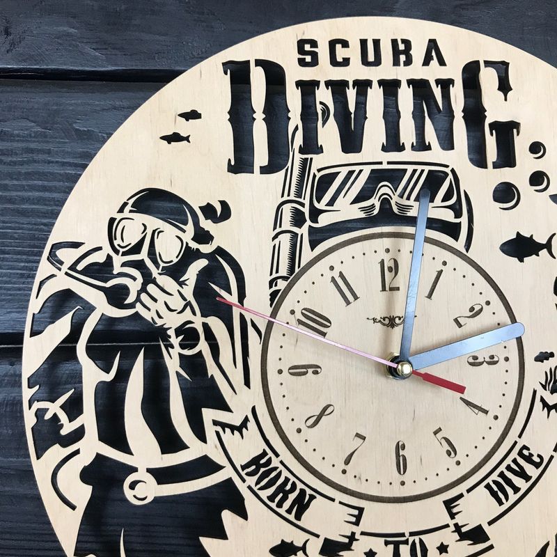 Концептуальные интерьерные часы из дерева «Подводное плавание»