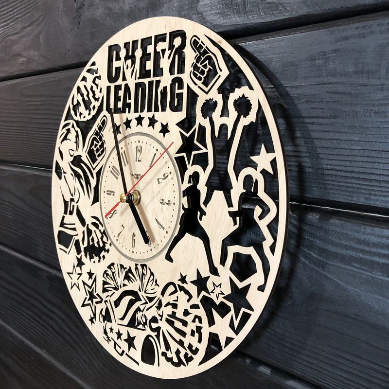 Оригінальний настінний годинник з дерева «Черлідинг»
