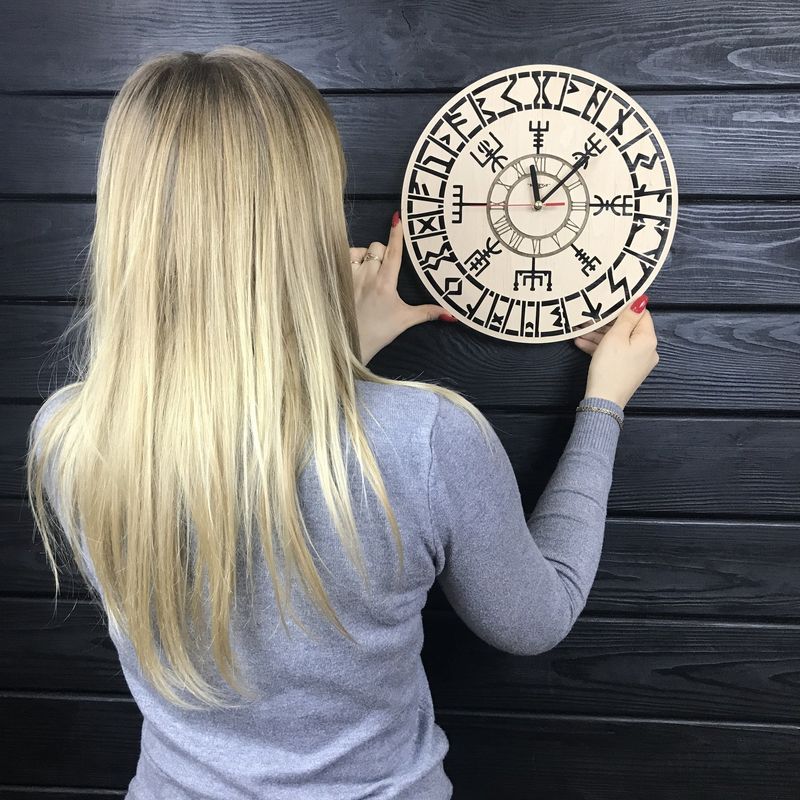 Оригинальные настенные часы из дерева «Викинги»