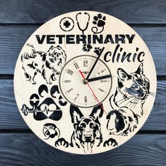 Настінний дерев`яний годинник у ветеринарну клініку