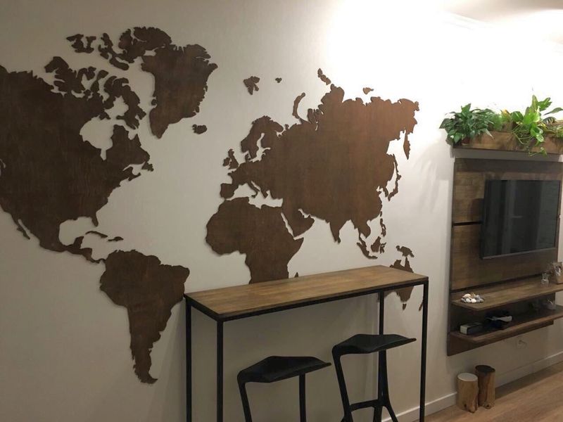 Карта світу з дерева
