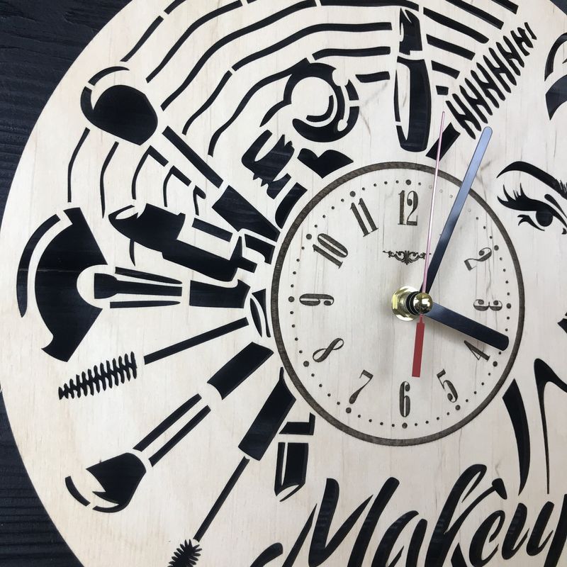 Дизайнерський настінний годинник з дерева в салон краси