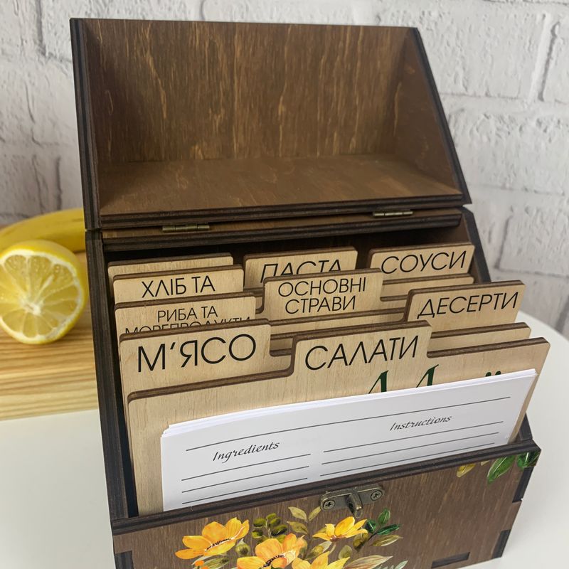 Іменний органайзер з дерева зі спеціальними картками для запису кулінарних рецептів