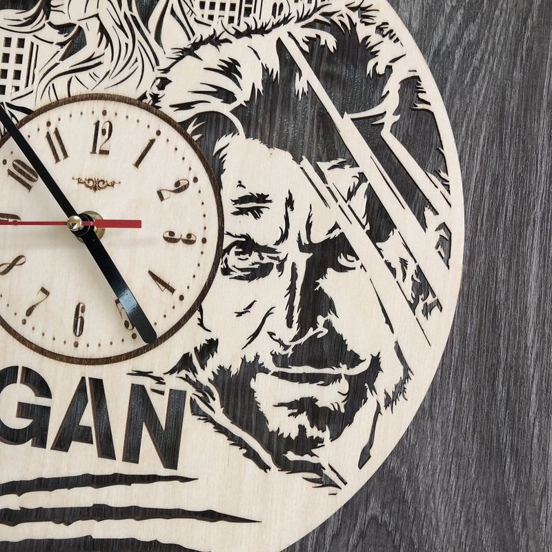 Настенные часы из дерева в интерьер «Логан»