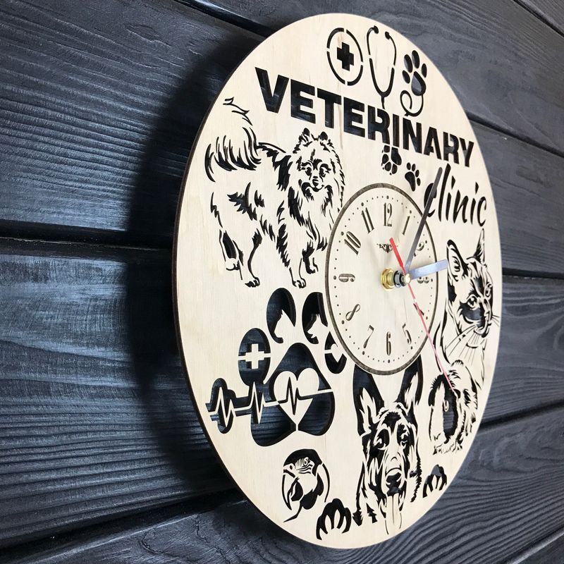 Настінний дерев`яний годинник у ветеринарну клініку