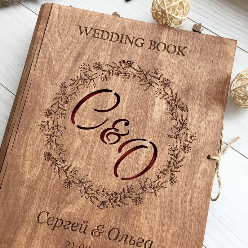 Свадебная книга из дерева с именной гравировкой на заказ