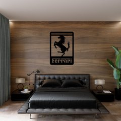Дерев'яний декоративний елемент у вигляді значка Ferrari