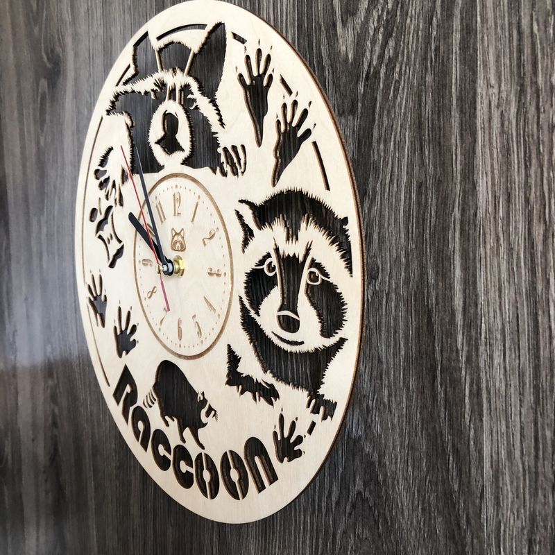 Часы из натурального дерева настенные «Забавный енот»