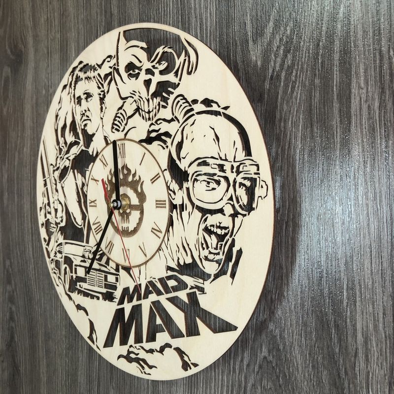 Настенные часы из дерева в интерьер «Безумный Макс»