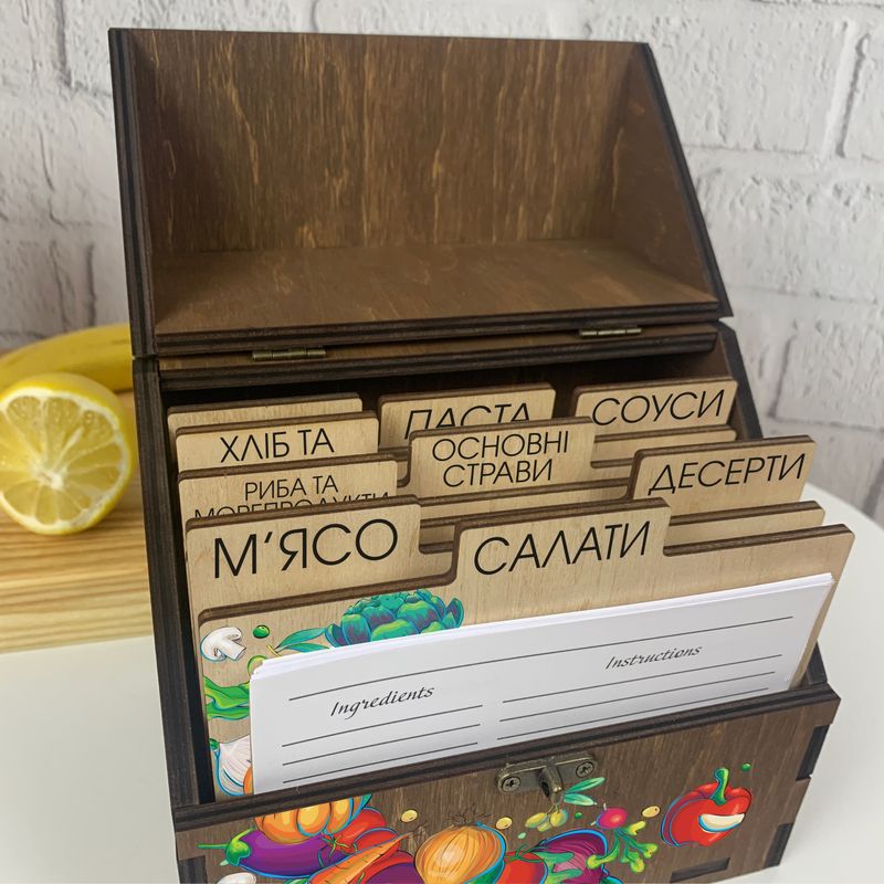 Органайзер из дерева со специальными карточками и тематическими разделами для записи рецептов