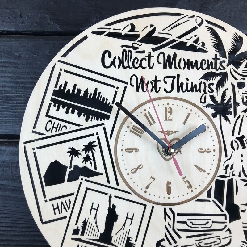 Оригинальные настенные часы из дерева на тему путешествия