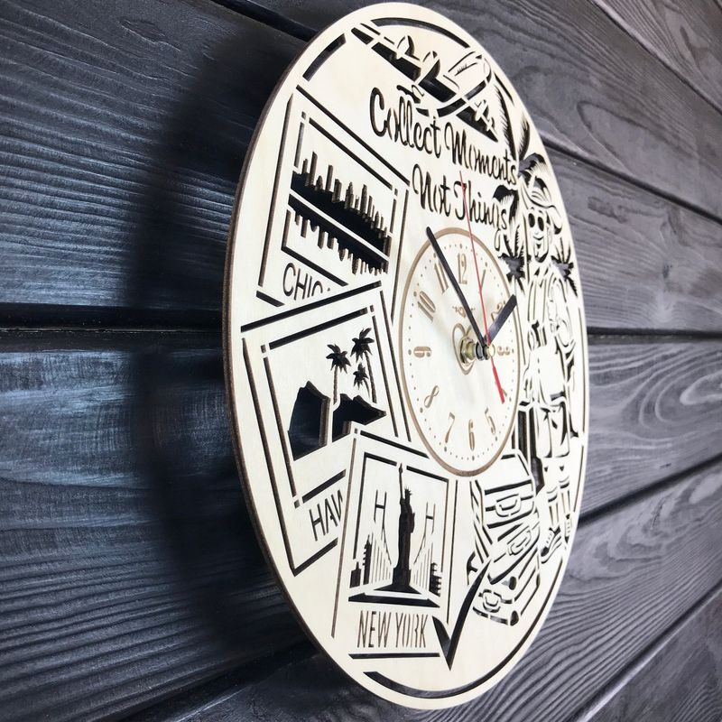 Оригінальний настінний годинник з дерева на тему подорожей