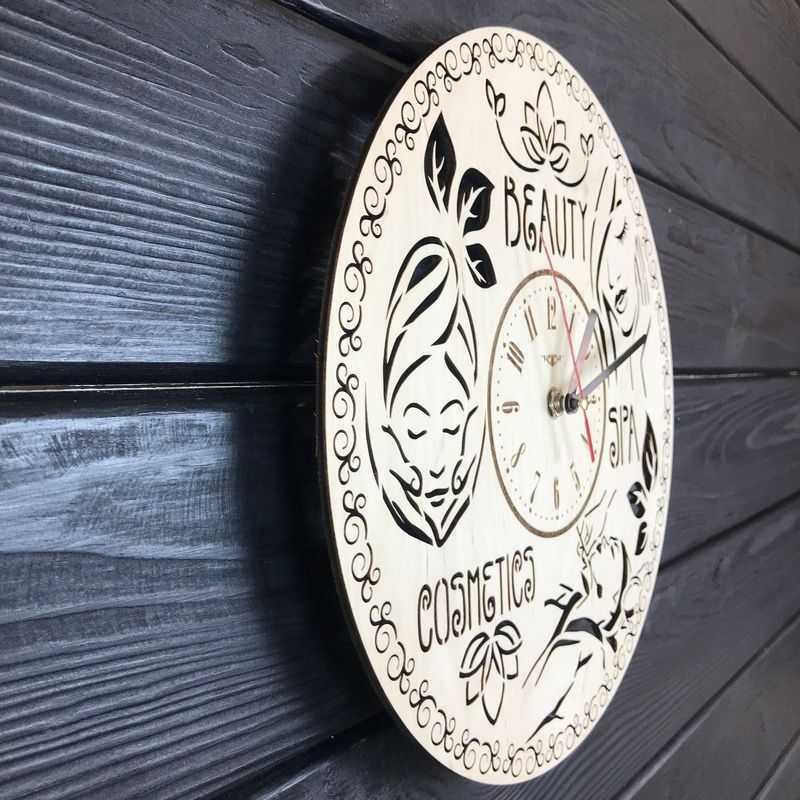 Стильные настенные часы из дерева в салон красоты