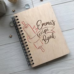 Дерев'яна кулінарна книга на пружині з іменним гравіюванням