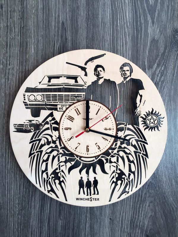Дизайнерские деревянные часы «Сверхьестественное»
