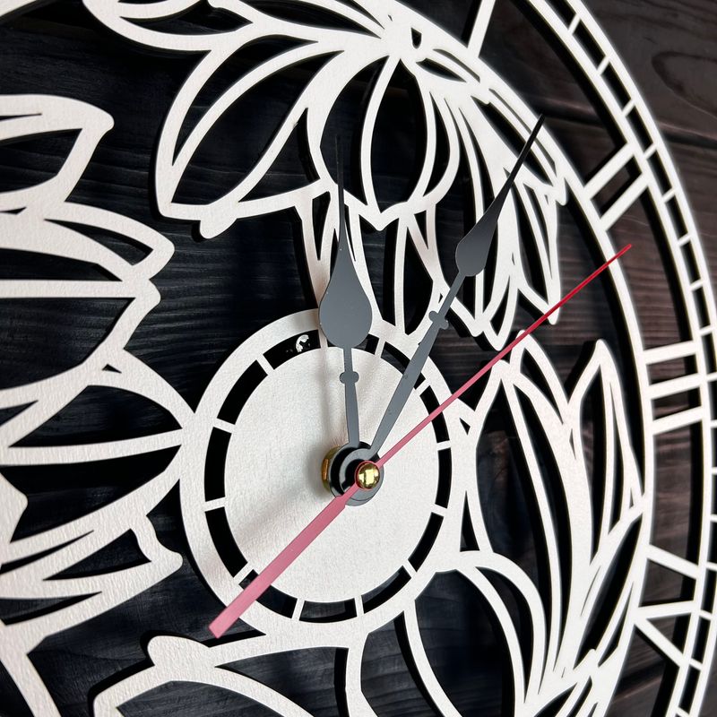 Деревянные белые настенные часы Цветы - оригинальный декор дома
