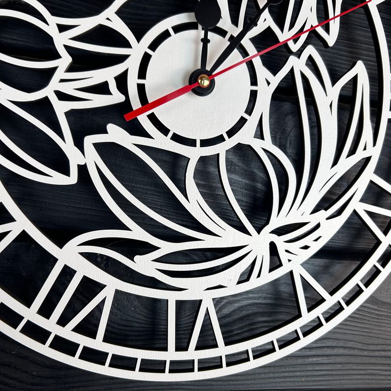 Дерев'яний білий настінний годинник Квіти - оригінальний декор дому