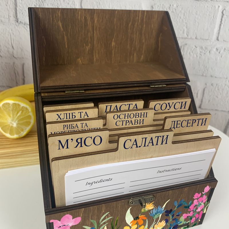 Именная коробка-органайзер со специальными тематическими разделами для хранения рецептов